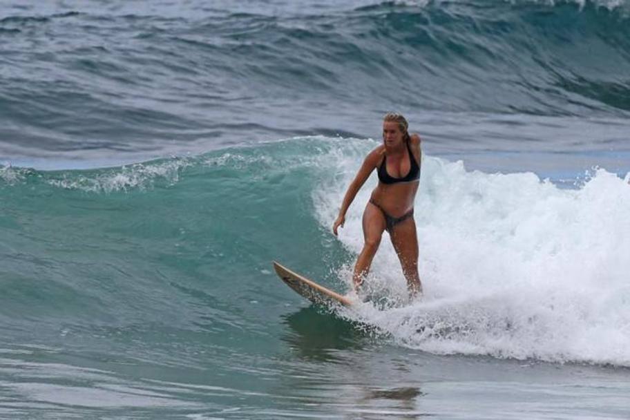  Bethany Hamilton, la 25enne surfista statunitense passata pro&#39; dopo l&#39;attacco di uno squalo che le  costato il braccio sinistro,  stato fotografata sulle onde col pancione. Il mese scorso aveva postato un video per annunciare la gravidanza insieme al compagno Adam Dirks.